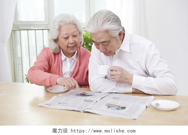 年长的夫妇 读报纸上的房间晚年幸福